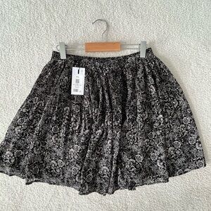 NWT- Dynamite black & white floral print mini skirt- S. Elastic waist and lined